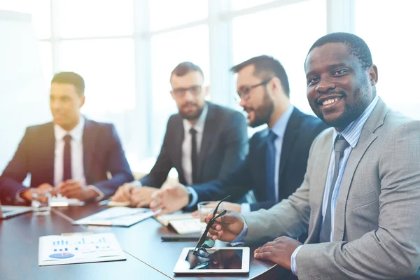 Hombres de negocios sonrientes durante la reunión — Foto de Stock