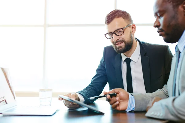 Socios de negocios discutiendo presentación — Foto de Stock