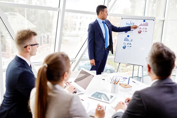  Beyaz tahta tarafından ayakta işadamı 