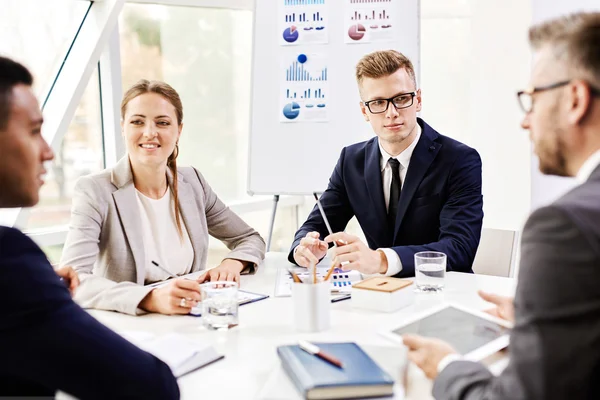 Knappe collega's tijdens vergadering — Stockfoto