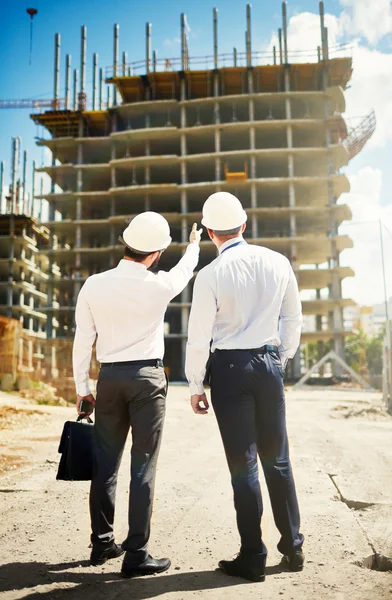 Arquitetos olhando para a construção — Fotografia de Stock