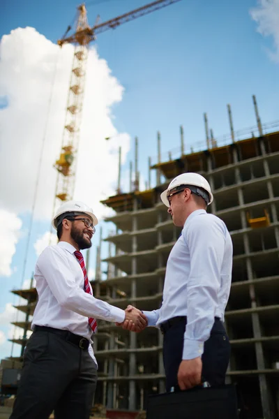 Metoda handshaking mladí partneři — Stock fotografie