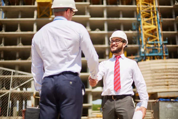 Genç Ortaklar el sıkışma