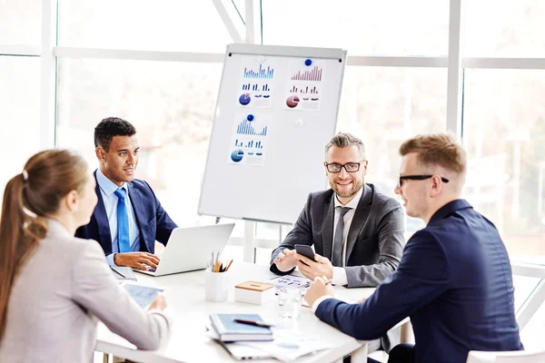 Colegas guapas en la reunión — Foto de Stock