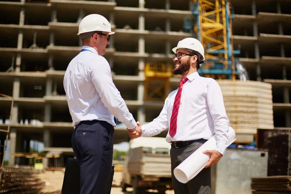 Genç Ortaklar el sıkışma