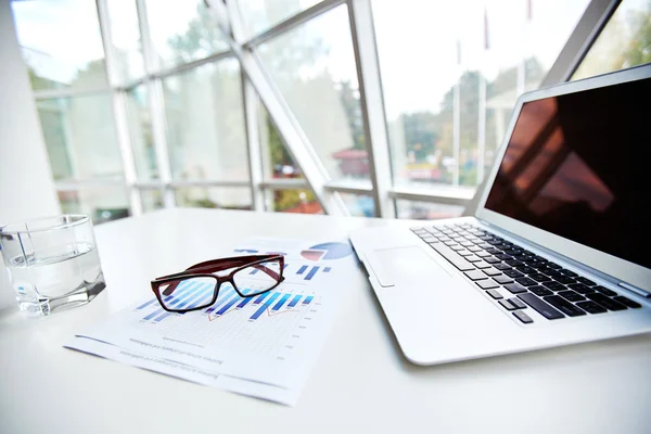 Laptop och business dokument — Stockfoto