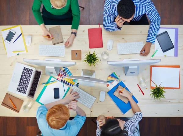 Diseñadores trabajando por mesa —  Fotos de Stock