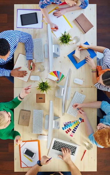 Diseñadores trabajando por mesa —  Fotos de Stock