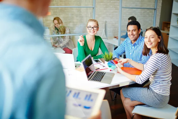 Diseñadores eligiendo el color — Foto de Stock