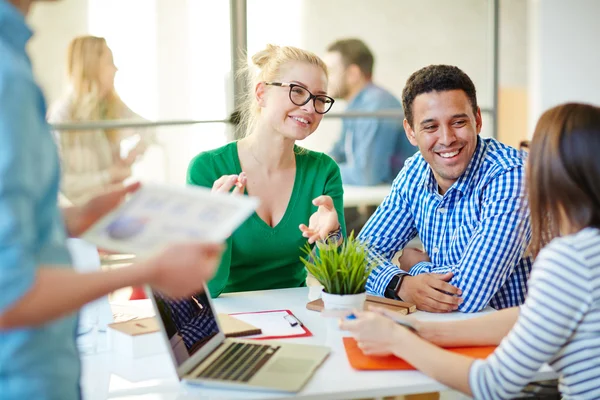 Team bespreken plannen — Stockfoto