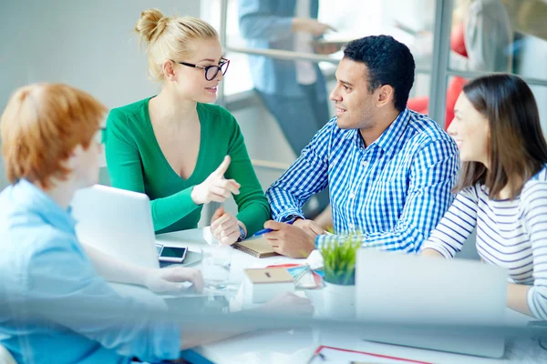 Team bespreken plannen — Stockfoto