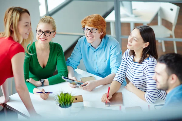 Diseñadores discutiendo en reunión — Foto de Stock