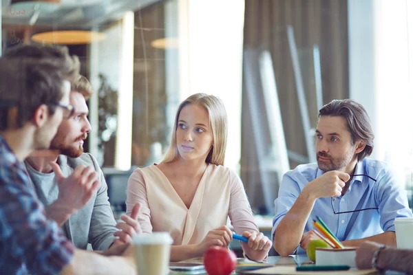 Wirtschaftsteam diskutiert Pläne — Stockfoto