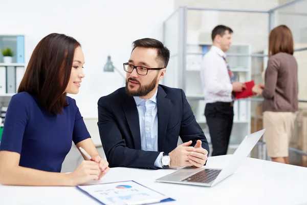 Colleagues discussing new project — Stock Photo, Image