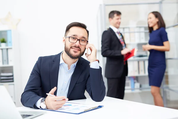 Säker affärsman på jobbet — Stockfoto