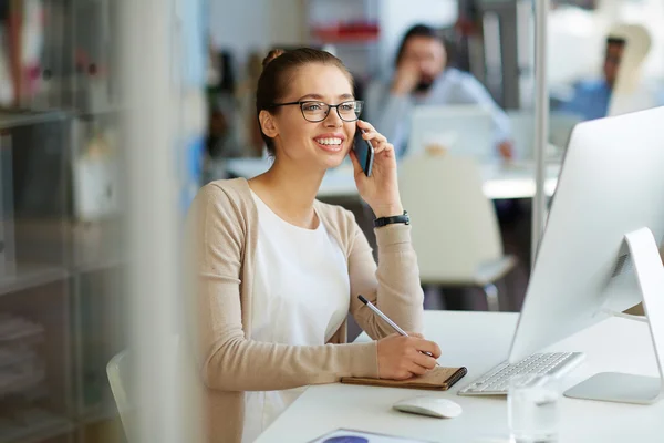 Mujer de negocios sonriente llamando — Foto de Stock