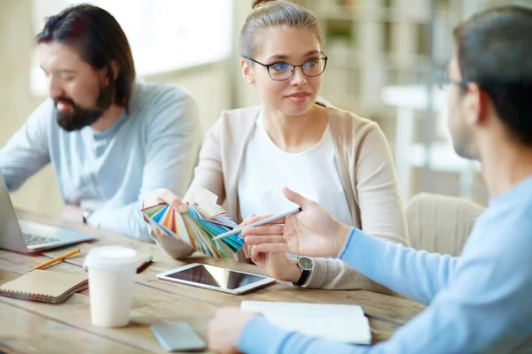 Diseñadores discutiendo colores — Foto de Stock