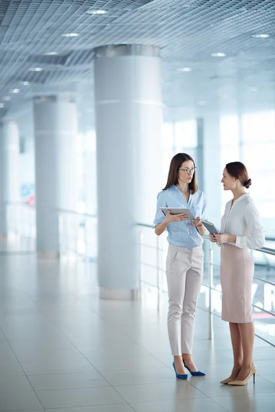 Collega's ontmoeten in gang — Stockfoto