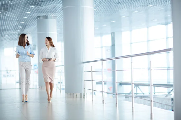 Mujeres de negocios caminando por el pasillo —  Fotos de Stock