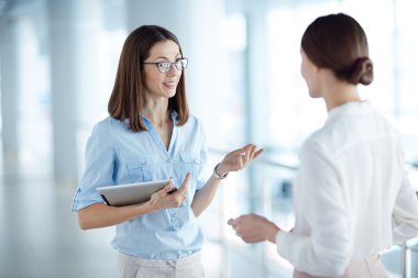 iş tartışırken iş kadınları