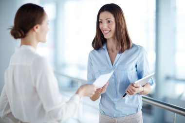 iş tartışırken iş kadınları