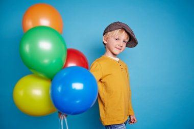 Boy renkli balonlar ile