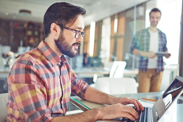 Biznesmen korzystający z laptopa — Zdjęcie stockowe