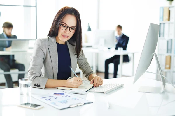 Mooie secretaresse werkt — Stockfoto