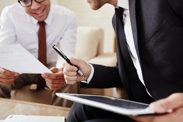 Hombre de negocios con tableta digital — Foto de Stock