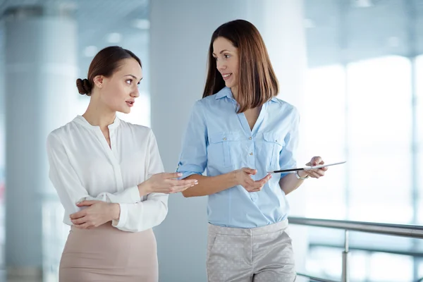 Geschäftsfrauen diskutieren über Arbeit — Stockfoto