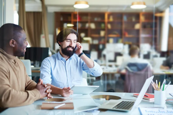 Businessman talking on phone — Stock Photo, Image