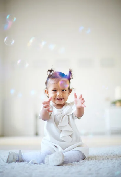 Meisje spelen met bubbels — Stockfoto