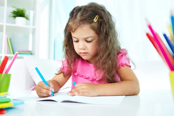 Meisje tekenen met pen — Stockfoto