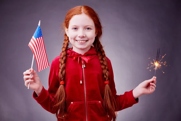 Flicka med amerikanska flaggan — Stockfoto