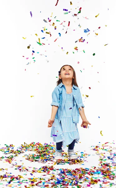 Kleines Mädchen spielt mit Konfetti — Stockfoto