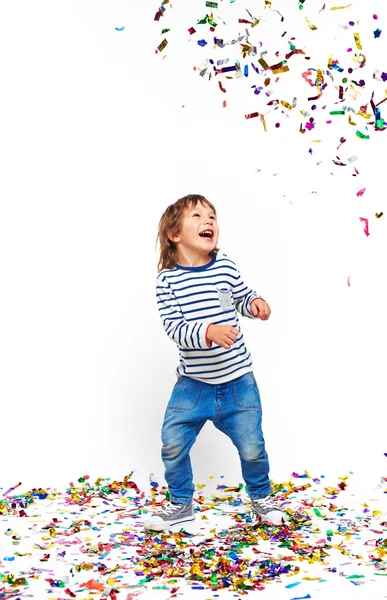 Kleine jongen spelen met confetti — Stockfoto
