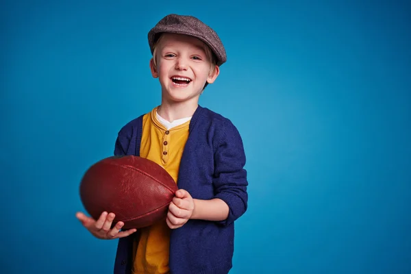 Niño con pelota de rugby — Foto de Stock