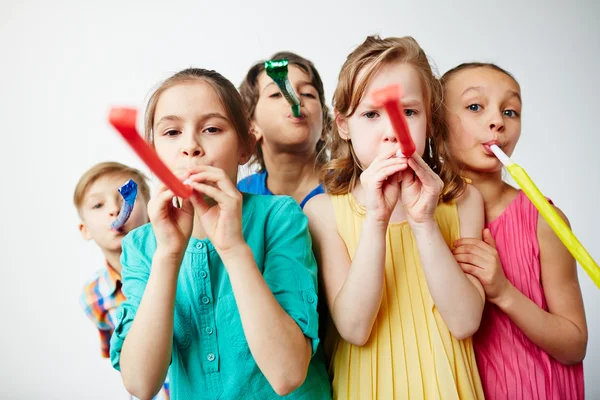 Niños con cuernos de fiesta — Foto de Stock