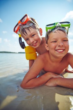 Sahilde yatan kardeşler