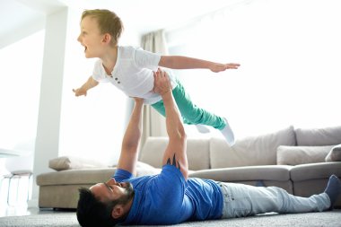 oğlu ile oynayan adam