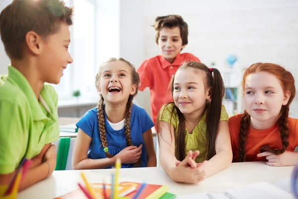 Schoolkinderen samen praten — Stockfoto