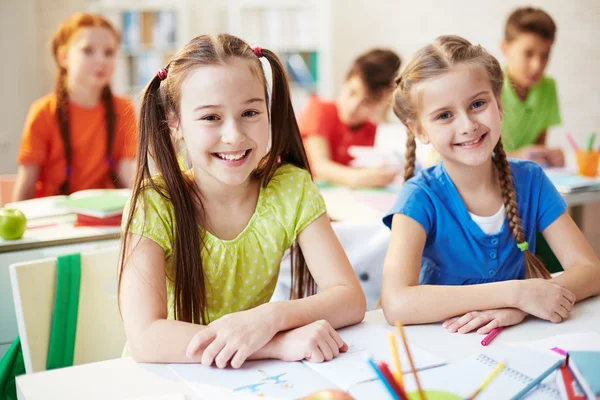 Schoolkinderen glimlachend op camera — Stockfoto