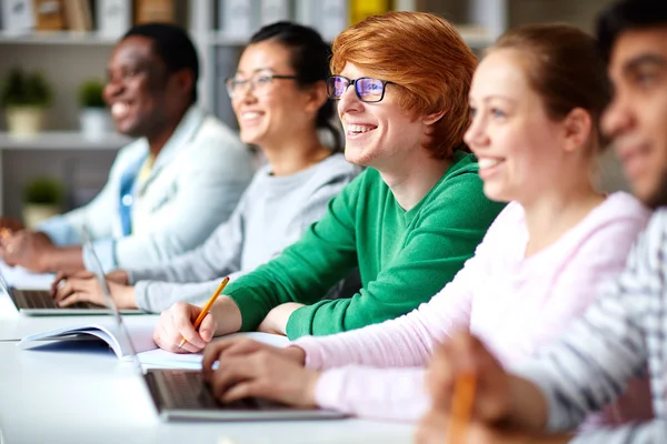 Estudantes que frequentam o seminário — Fotografia de Stock