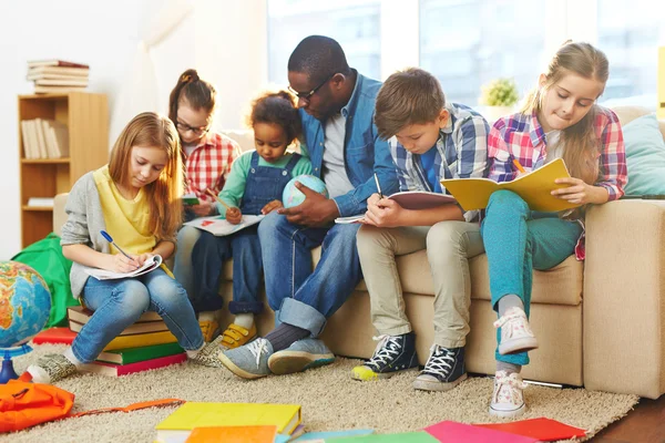 Niños Tomando notas —  Fotos de Stock