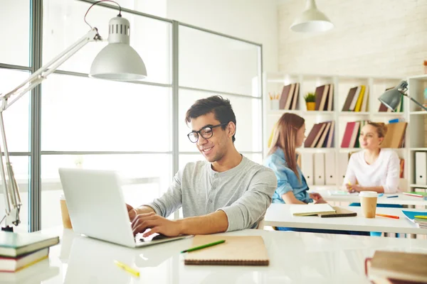 Estudiante trabajando con el ordenador portátil —  Fotos de Stock