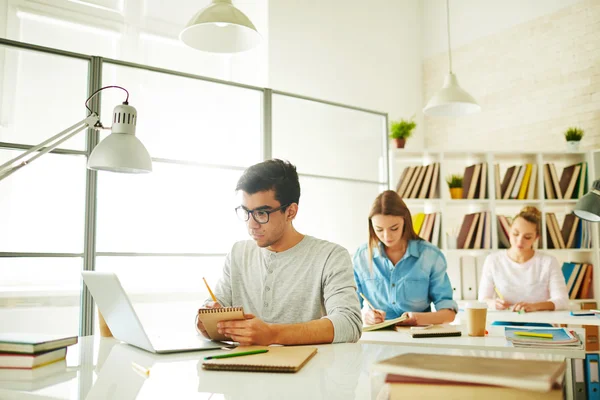 Estudiante trabajando con el ordenador portátil — Foto de Stock