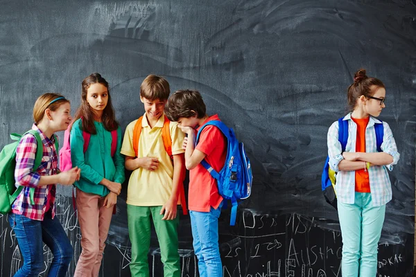 Grausame Klassenkameraden verspotten — Stockfoto