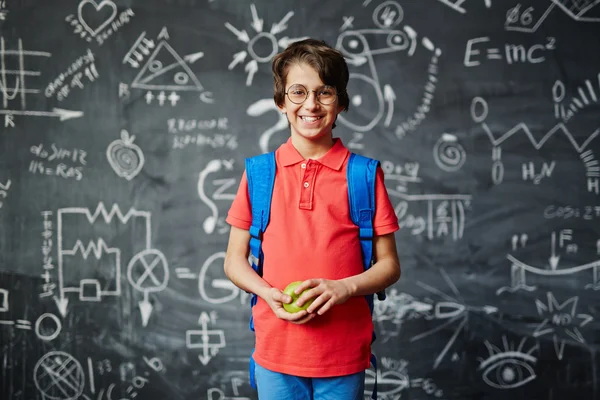 Niño con manzana verde — Foto de Stock