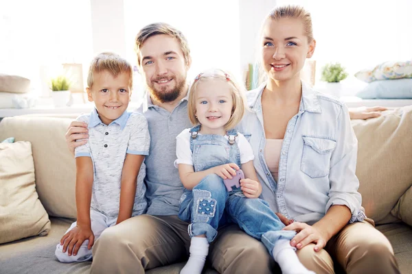 Underbara familj med barn — Stockfoto