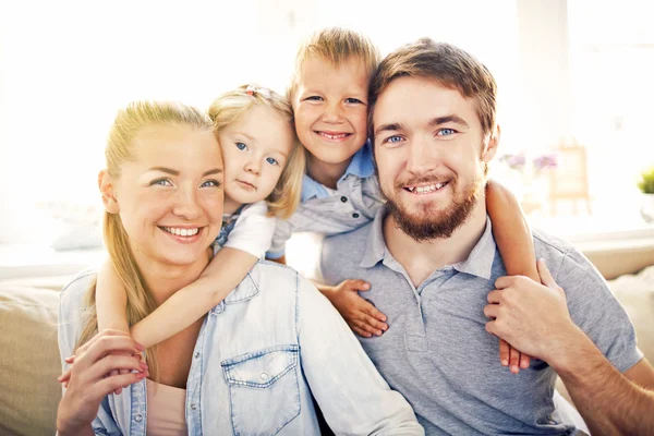 Çocuklarla güzel aile — Stok fotoğraf